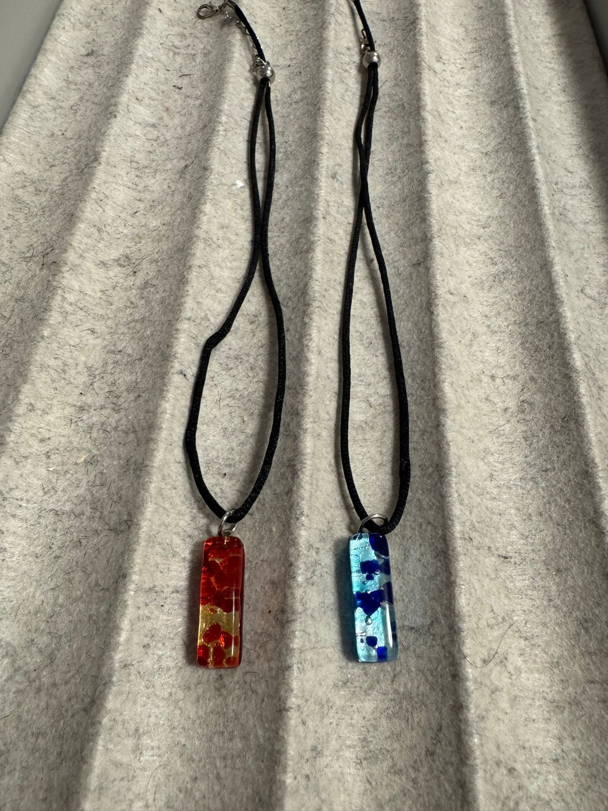 2 Stuks Kettingen met Glazen Hangers - Rood & Blauw, Overige kleuren, Nieuw, Ophalen of Verzenden, Overige materialen