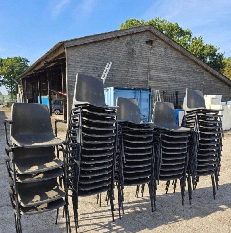 54 stuks plastic stoelen - gebruikerssporen   export, Ophalen, Kunststof, Gebruikt, Zwart