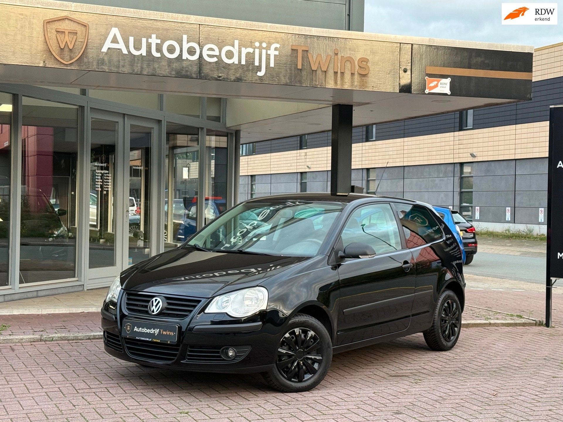 Volkswagen POLO 1.4-16V tour|cruise|pdc|nieuwe driem, Auto's, Voorwielaandrijving, Stof, Gebruikt, Zwart