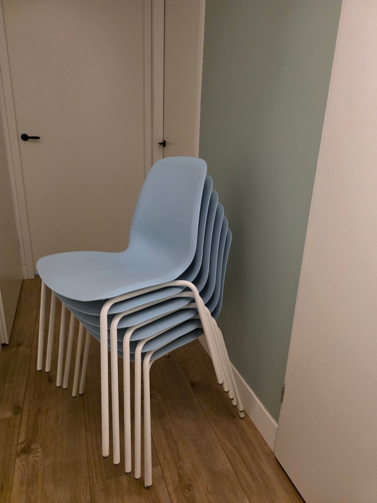 6 lichtblauwe stoelen met witte poten - €25 p.st, Huis en Inrichting, Stoelen, Ophalen, Modern, Stapelbaar, Gebruikt, Blauw