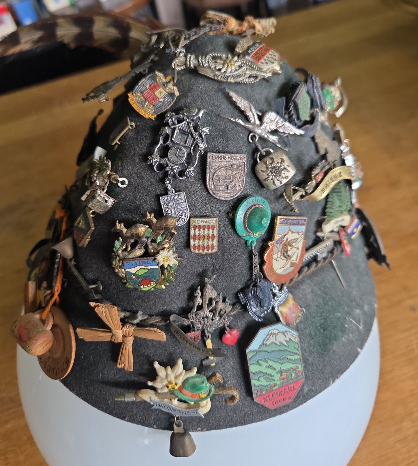 vintage Tiroolse hoed met Pins souvenir, Gebruikt, Ophalen of Verzenden, X, Speldje of Pin