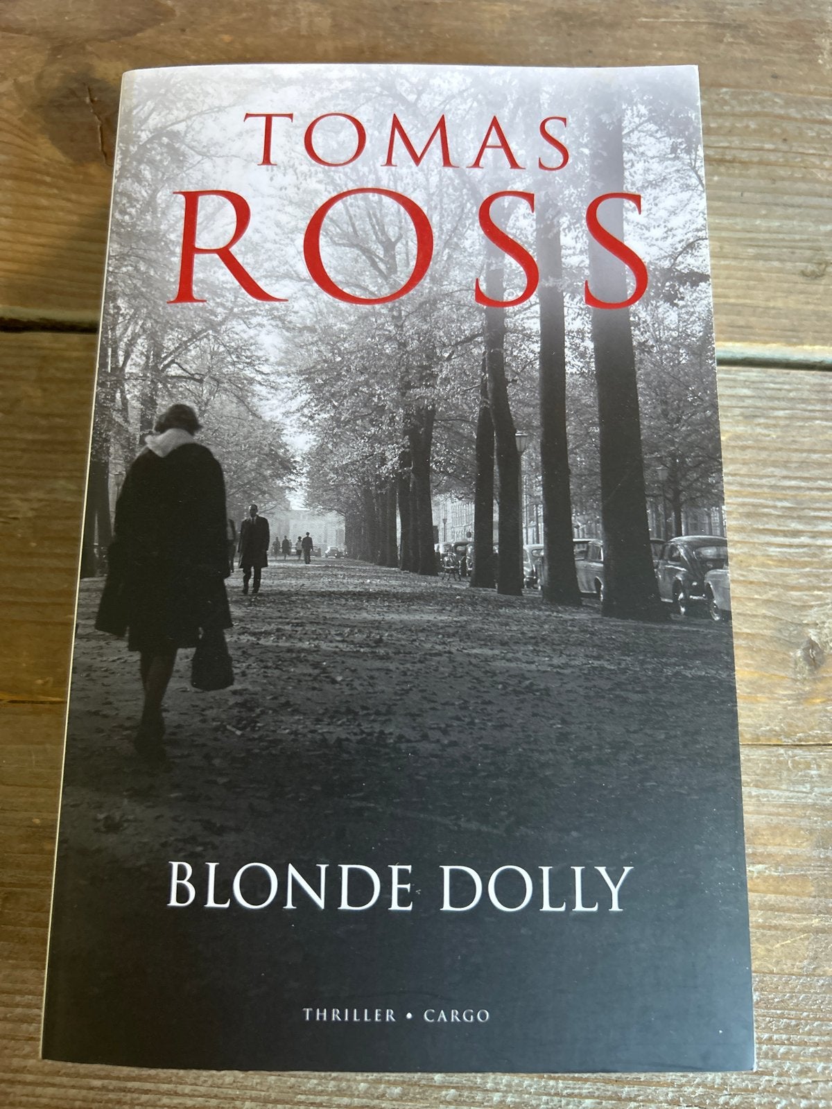 Tomas Ross - Blonde Dolly (Thriller), Ophalen of Verzenden, Zo goed als nieuw, Nederland