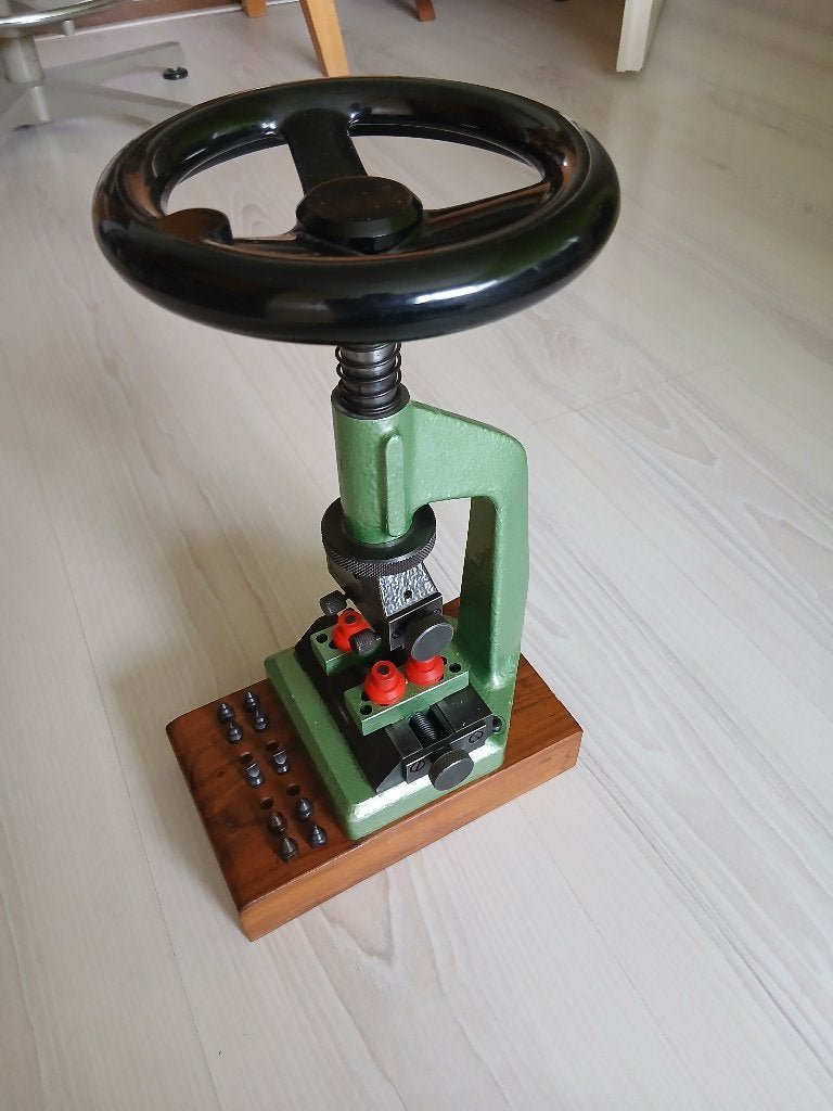 Kastopener horlogemaker, Ophalen