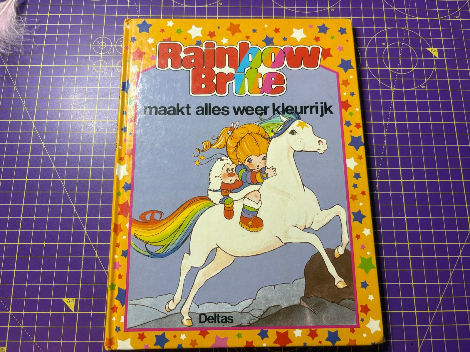 Rainbow Brite: Maakt alles weer kleurrijk (2 verhalen), Boeken, Ophalen of Verzenden, Gelezen, Sprookjes