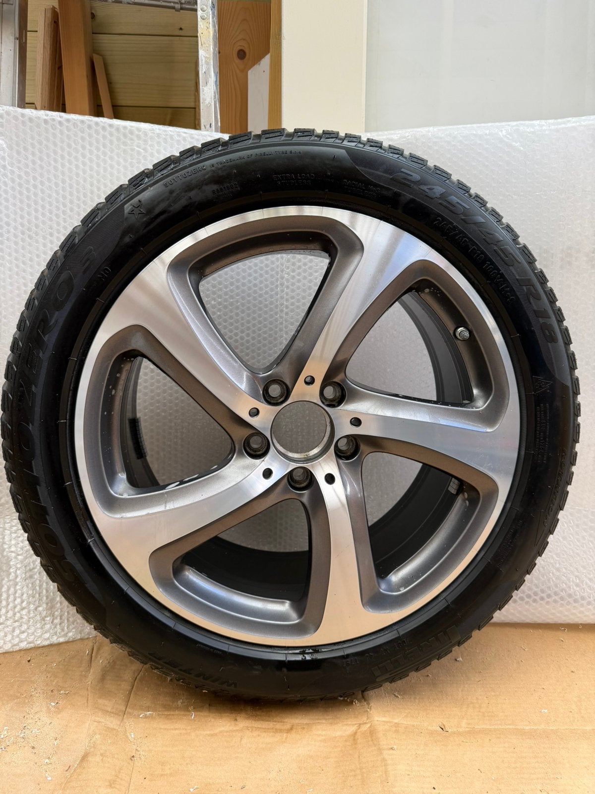 Orgineel Mercedes velgen met Pirelli winterbanden 245/45 R18, Ophalen, 18 inch, 245 mm, Banden en Velgen