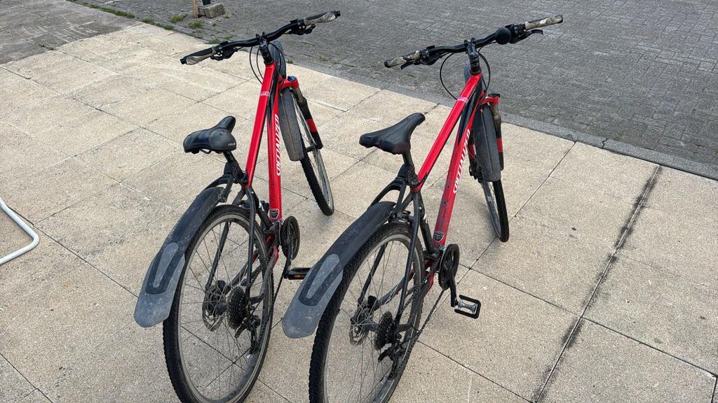Twee Specialized Crosstrail fietsen - rood/zwart, Fietsen en Brommers, Overige merken, Gebruikt, Versnellingen, Ophalen of Verzenden