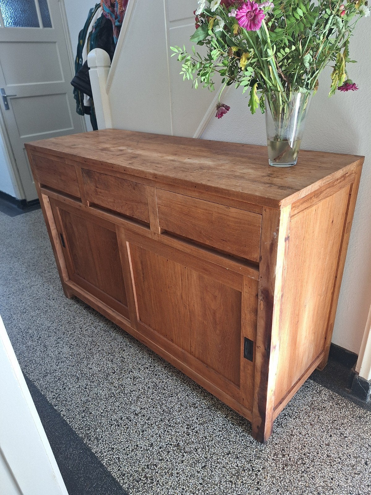 Houten dressoir met lades en schuifdeuren - 140x50x90 cm, Ophalen, Gebruikt, 25 tot 50 cm, Overige houtsoorten