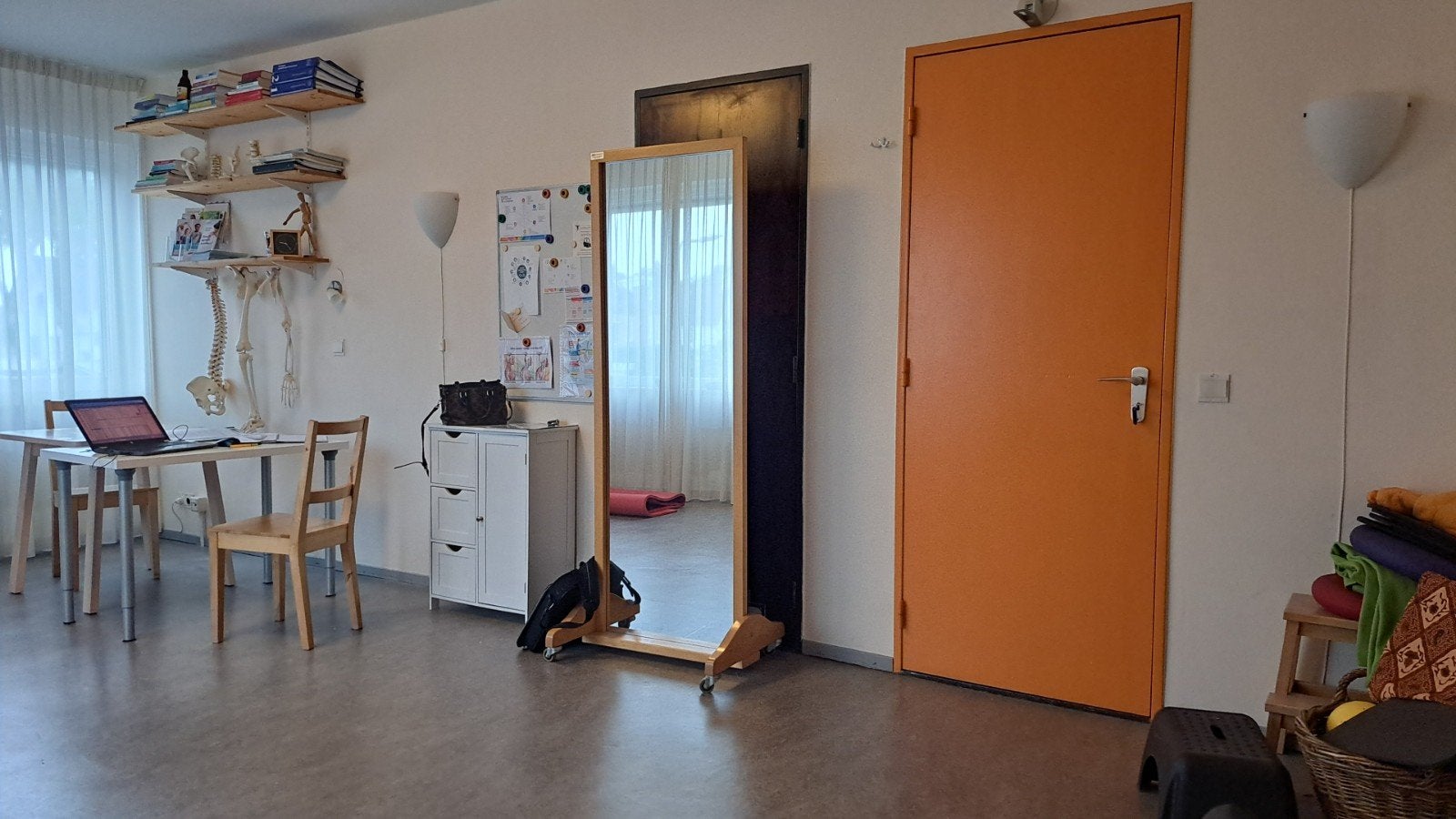 Diverse spullen te koop ter overname na sluiting praktijk, Ophalen