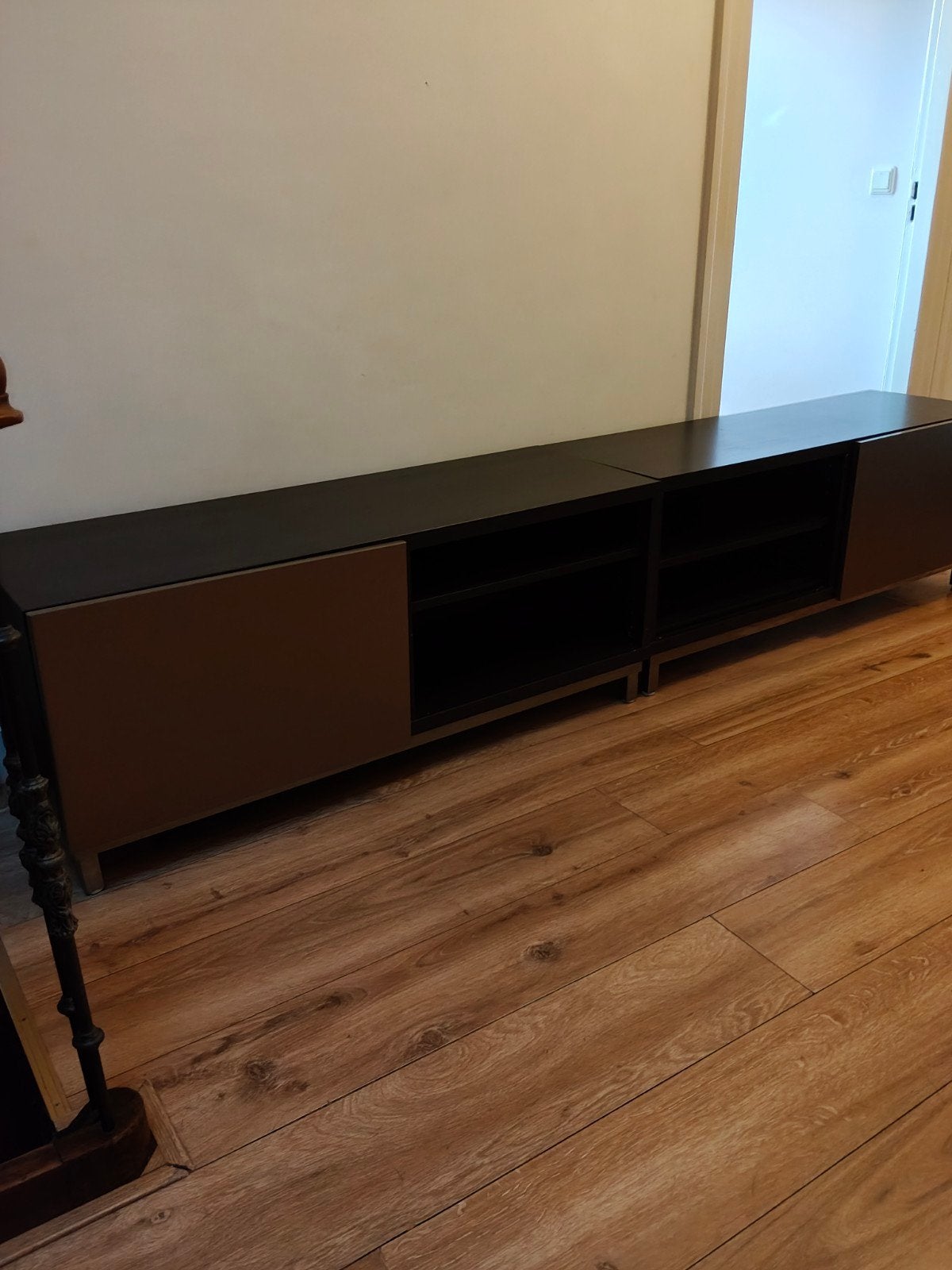 Gratis op te halen. Donkerbruin TV-meubel Besta van Ikea, Gebruikt, 100 tot 150 cm, Minder dan 100 cm, Modern