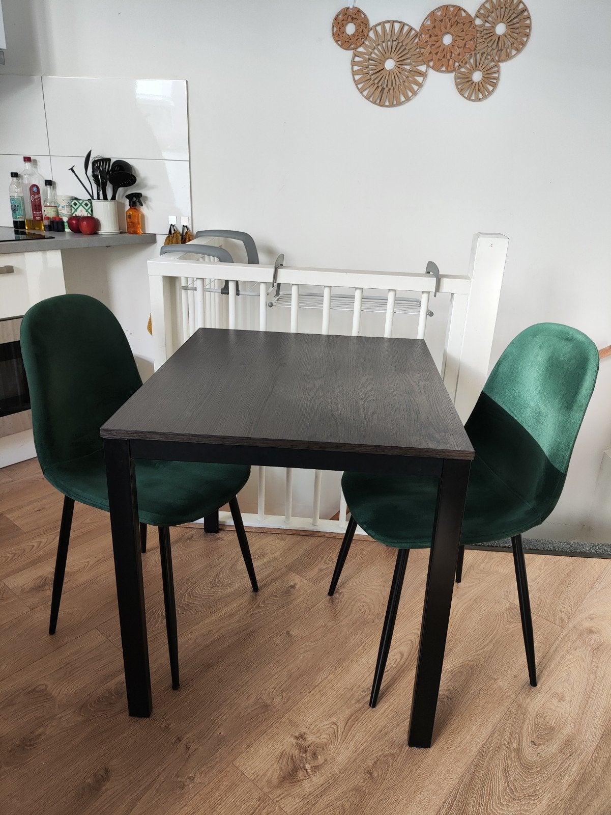 Uitschuifbare eettafel IKEA met 2 groene XENOS stoelen