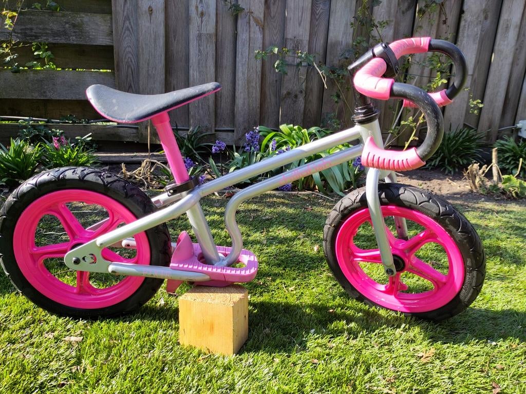 Stoere grijs/roze loopfiets met stalen frame, Kinderen en Baby's, Speelgoed | Buiten | Voertuigen en Loopfietsen, Zo goed als nieuw