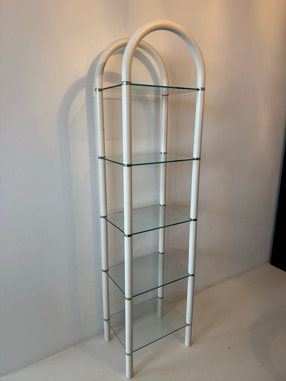 Ovale Vitrinekast Kunststof met Glazen Planken, Huis en Inrichting, Kasten | Vitrinekasten, Met plank(en), Gebruikt, Ophalen of Verzenden