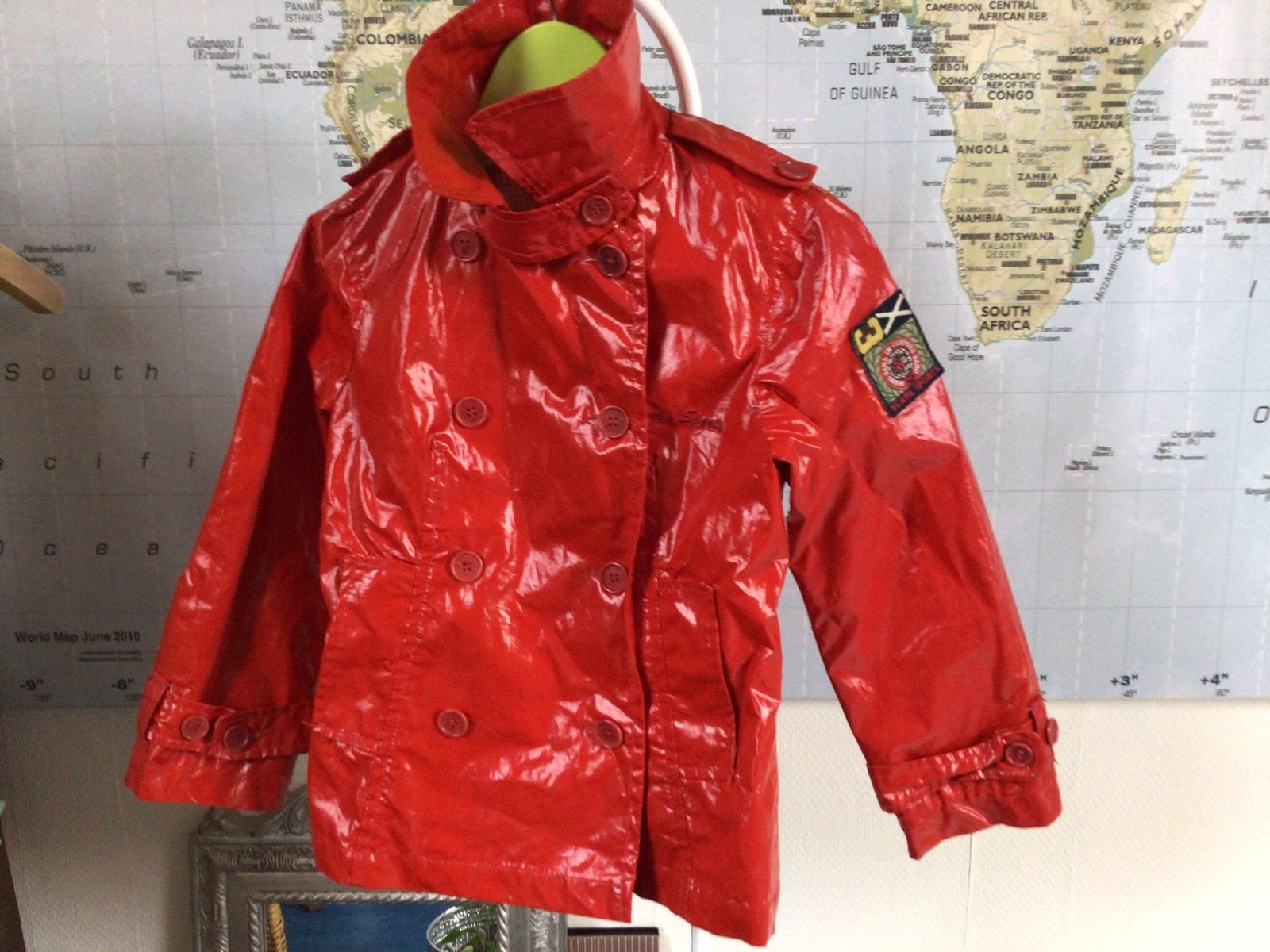 Trenchcoat rood lakleer mt 128 merk Scapa. Regenjas., Ophalen of Verzenden, Zo goed als nieuw, Meisje, Jas
