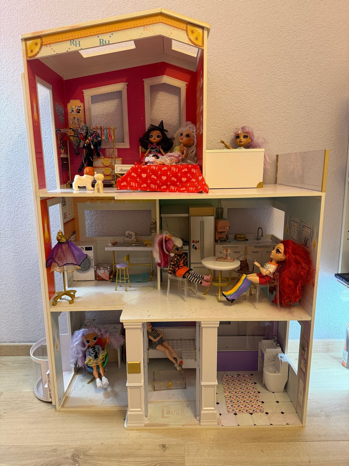 Rainbow High Poppenhuis met 7 poppen en accessoires, Ophalen, Zo goed als nieuw, Overige typen