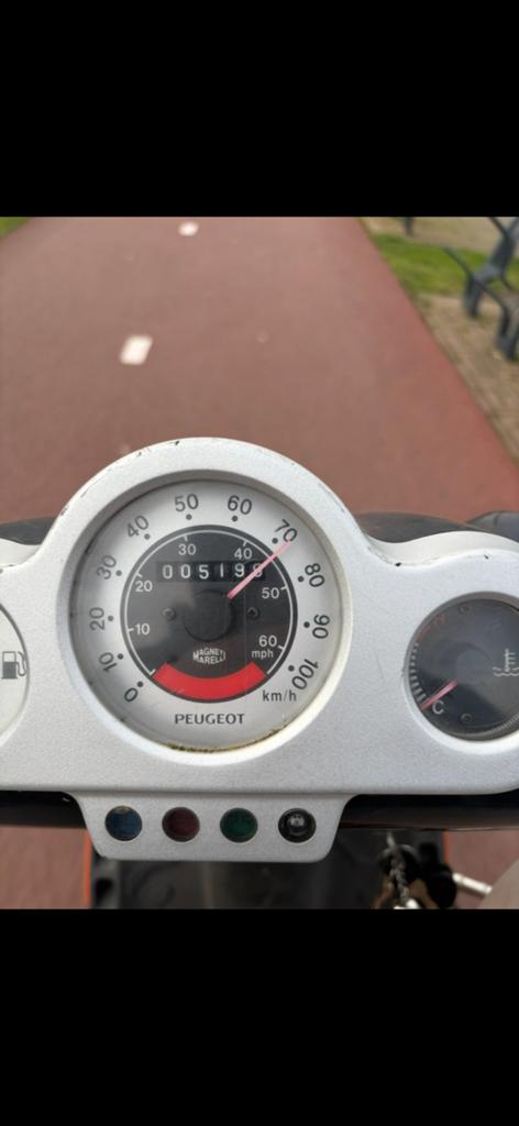 Peugeot speedfight teller LC maar 550 kmp op teller, Ophalen, Zo goed als nieuw, Kap