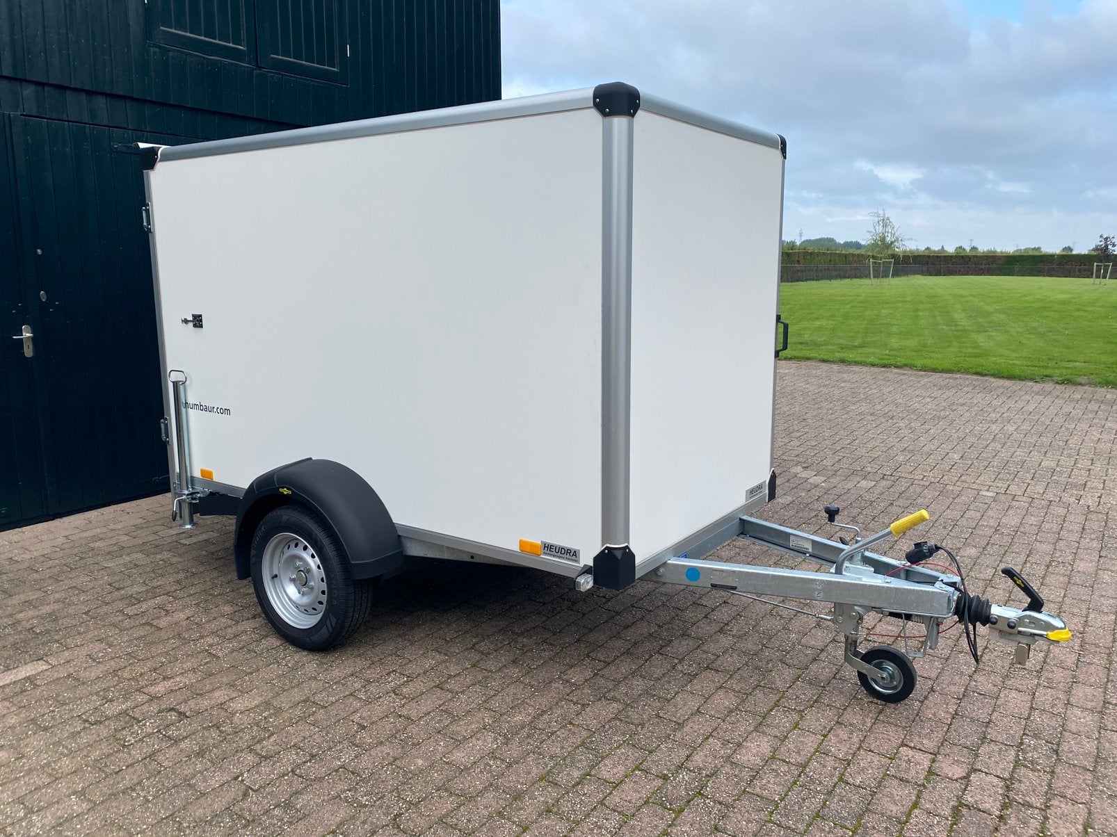 Humbaur gesloten aanhanger/1350 kilo/nieuwstaat/ 1 jaar oud., Ophalen, Zo goed als nieuw