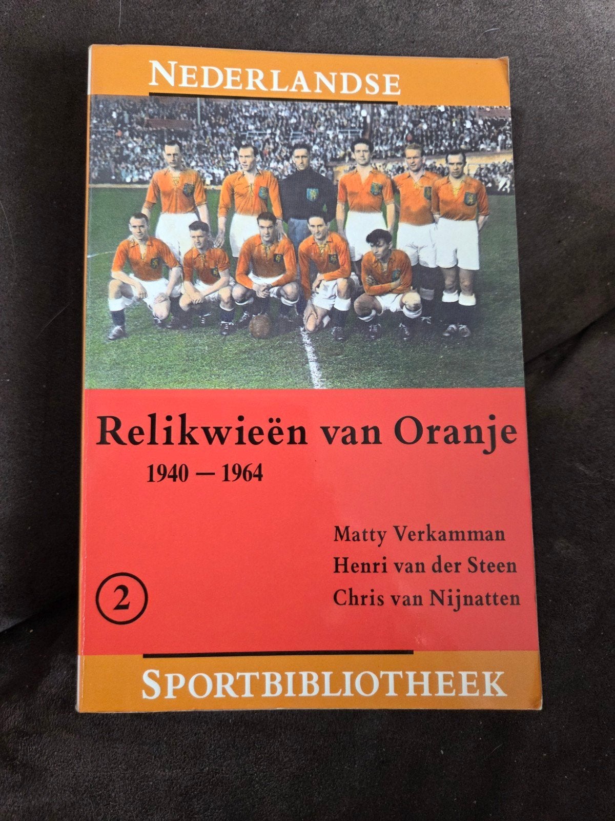 Relikwieën van Oranje 1940-1964 - Voetbalboek, Ophalen of Verzenden, Gelezen, Matty Verkamman, Henri van der Steen, Chris van Nijnatten