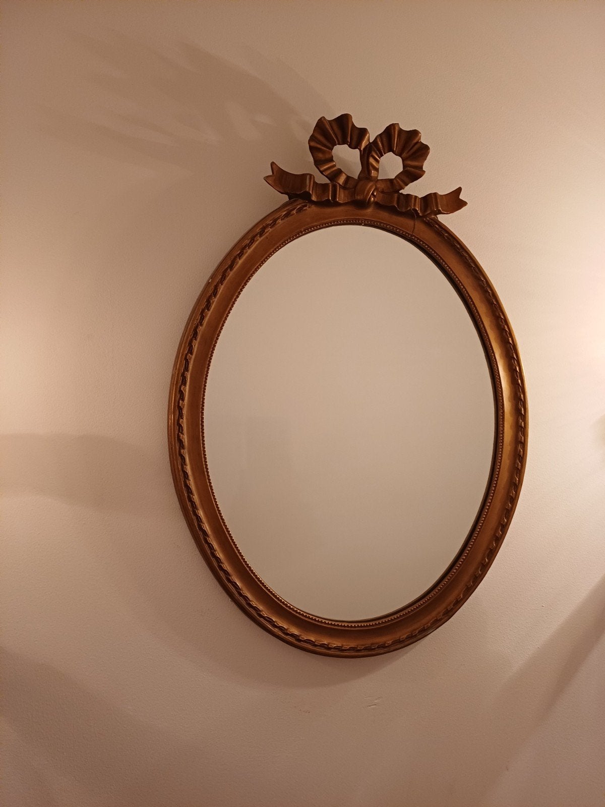 Ovale spiegel met gouden lijst en strikdecoratie, Antiek en Kunst, Ophalen, Ovaal, Minder dan 50 cm, 100 tot 150 cm