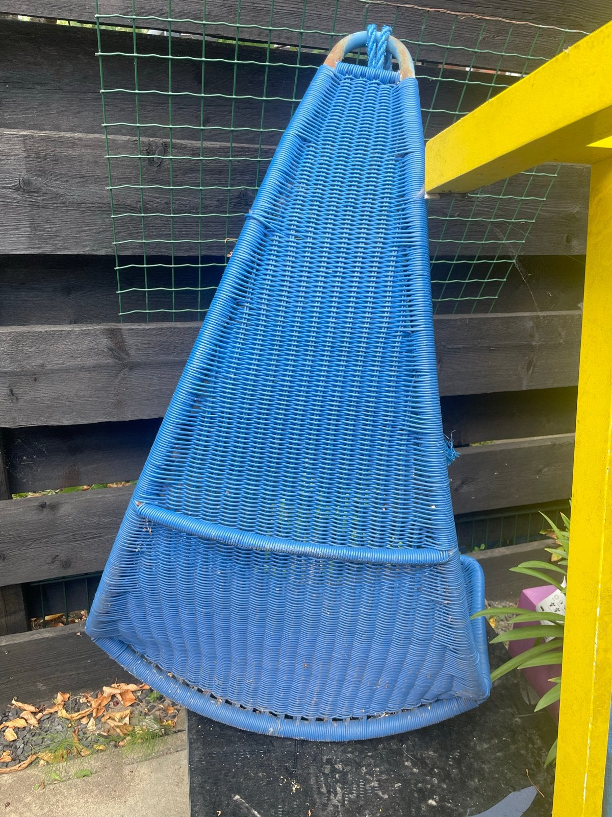 Blauwe rieten hangstoel voor de tuin, Ophalen of Verzenden, Gebruikt, Rotan