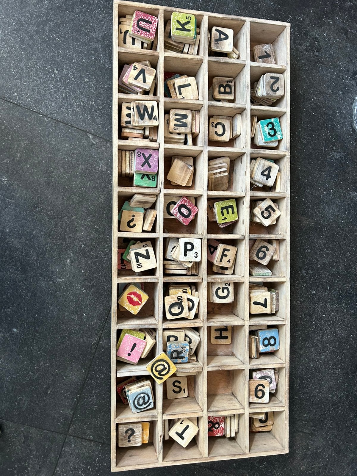 Houten letterbak met blokjes cijfers en letters, Huis en Inrichting, Woonaccessoires | Wanddecoraties, Ophalen, Nieuw, Overige typen