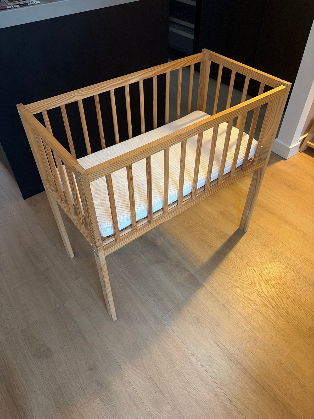 Houten co-sleeper met verstelbaar hekje, Huis en Inrichting, Ophalen, Verstelbaar, Eenpersoons, Zo goed als nieuw