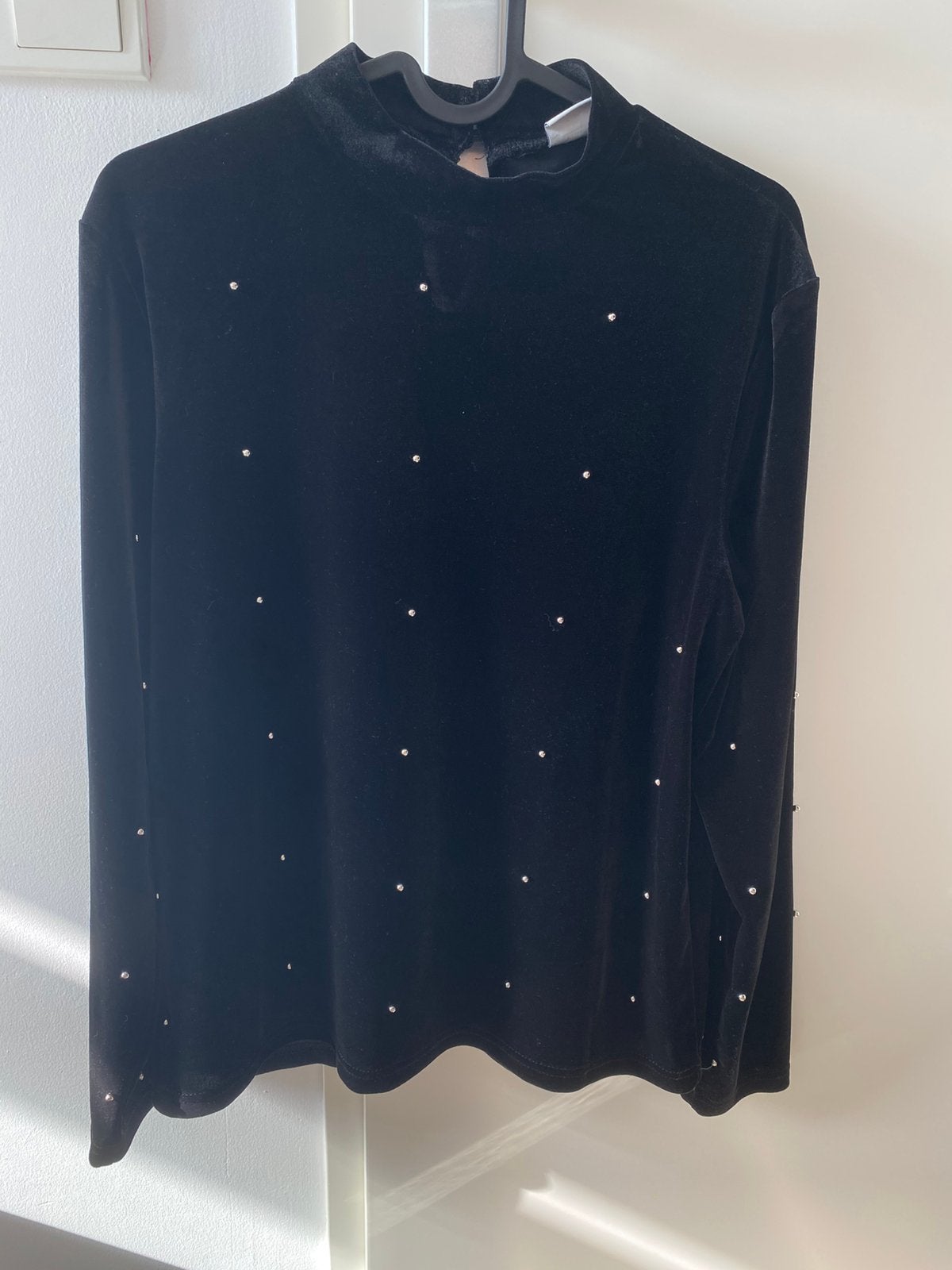 Zwart fluwelen top met strass steentjes, Zwart, Maat 42/44 (L), Ophalen of Verzenden, Zo goed als nieuw