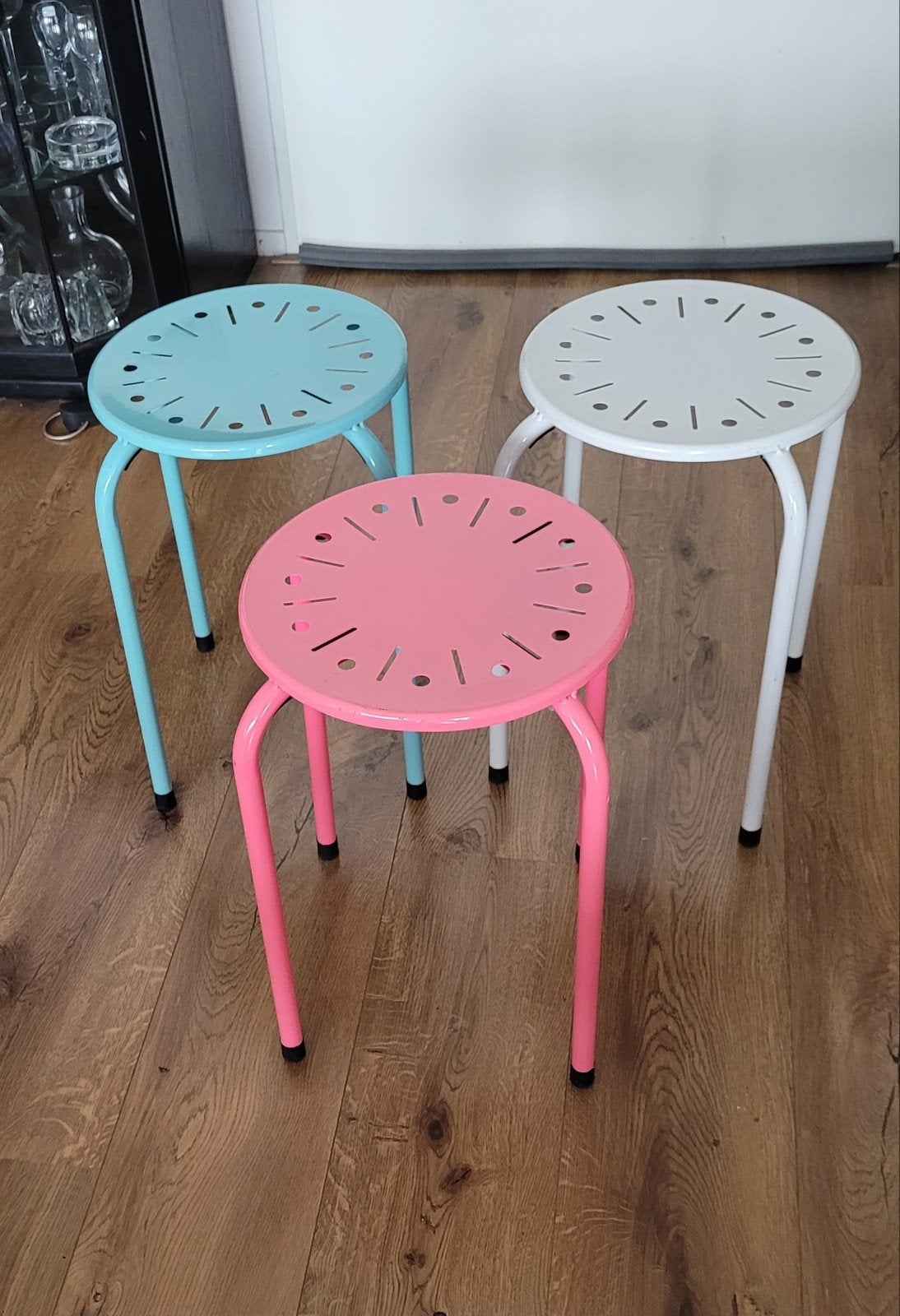 Set van 3 metalen krukjes - roze, wit, blauw/groen, Ophalen of Verzenden, Gebruikt, IJzer