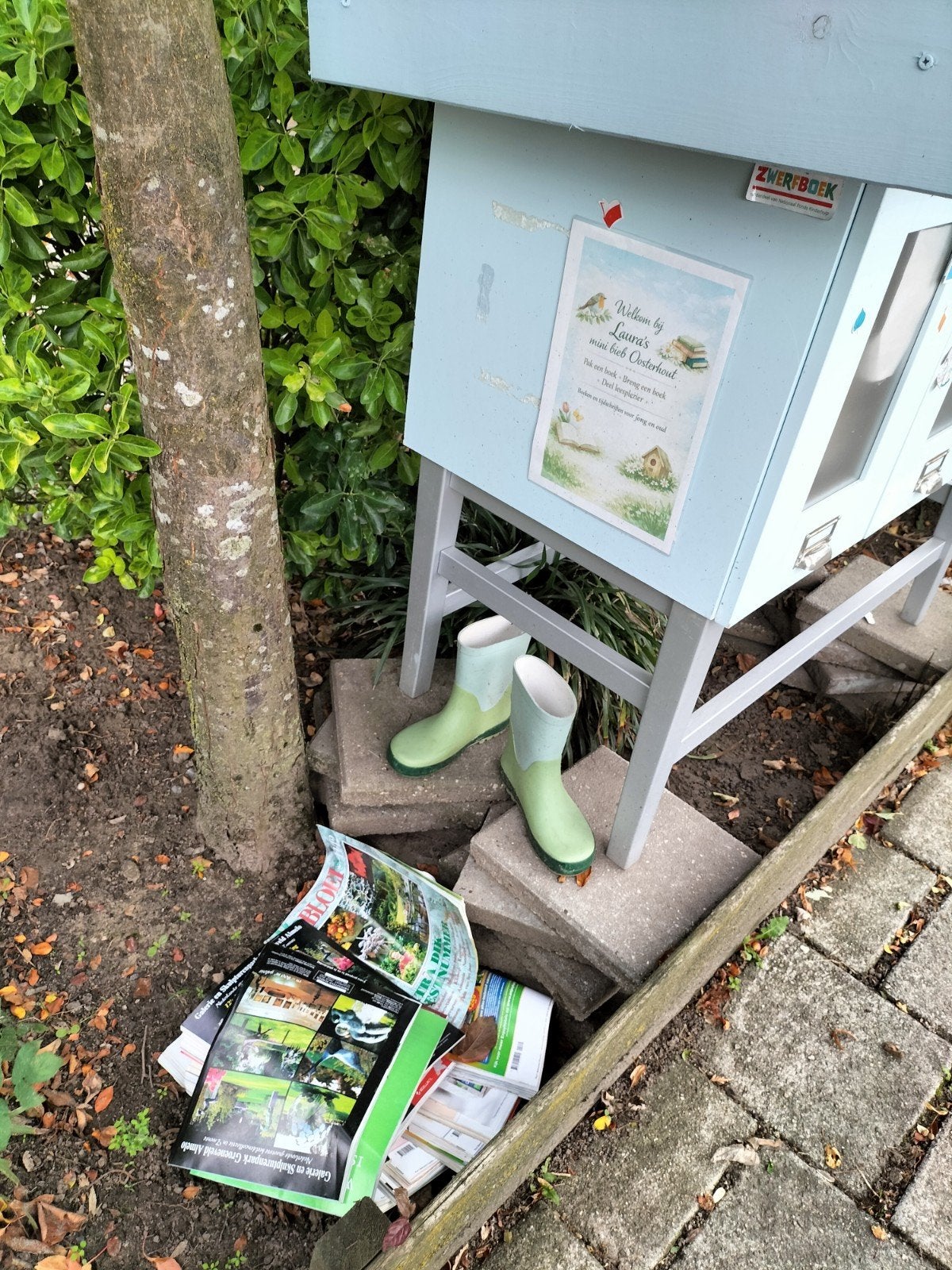 Gezocht: Opbergbak voor mini bieb is meegenomen helaas, Boeken, Tijdschriften en Kranten, Ophalen