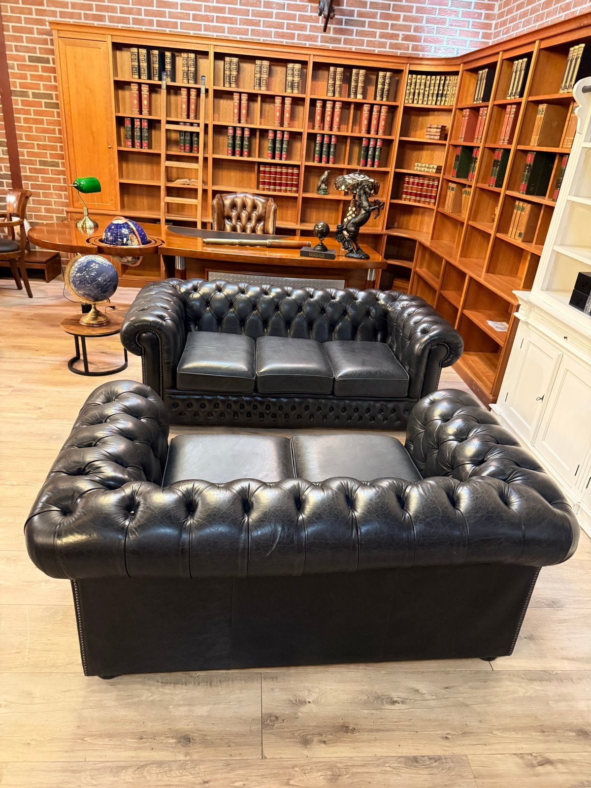 Orginele chesterfield 3 & 2 zits banken zwart leer, Huis en Inrichting, Banken | Bankstellen, Ophalen, Info@chesterfieldjunkie.nl