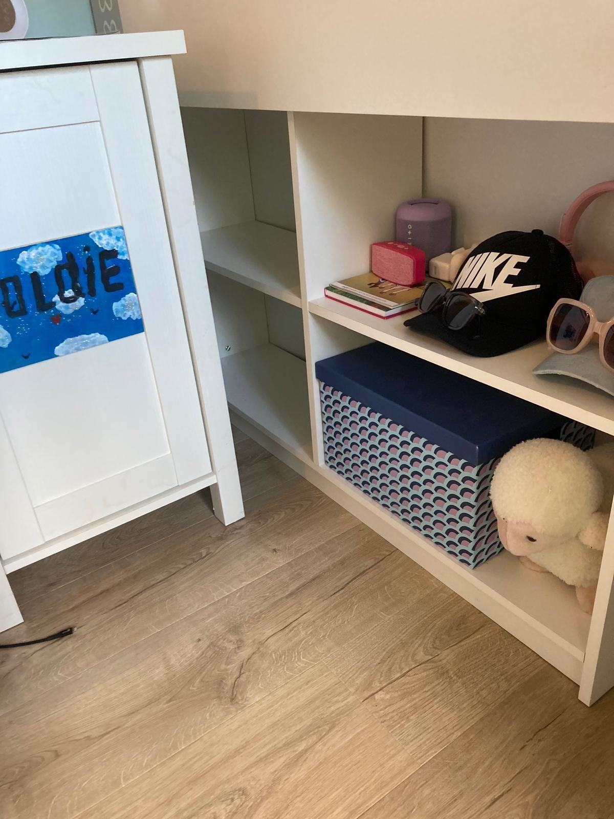 Witte halfhoogslaper met opbergruimte, Kinderen en Baby's, Kinderkamer | Stapelbedden en Hoogslapers, Ophalen, Gebruikt, Halfhoogslaper