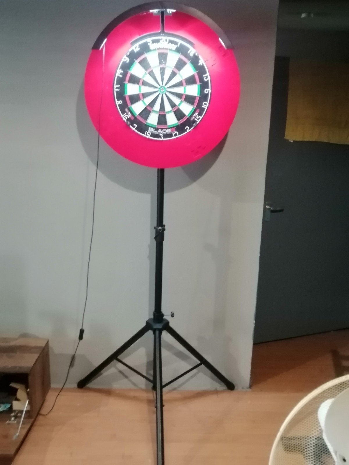 dartstandaard pijlen verlichting en elecktrische scorebord, Ophalen, Zo goed als nieuw, Pijlen