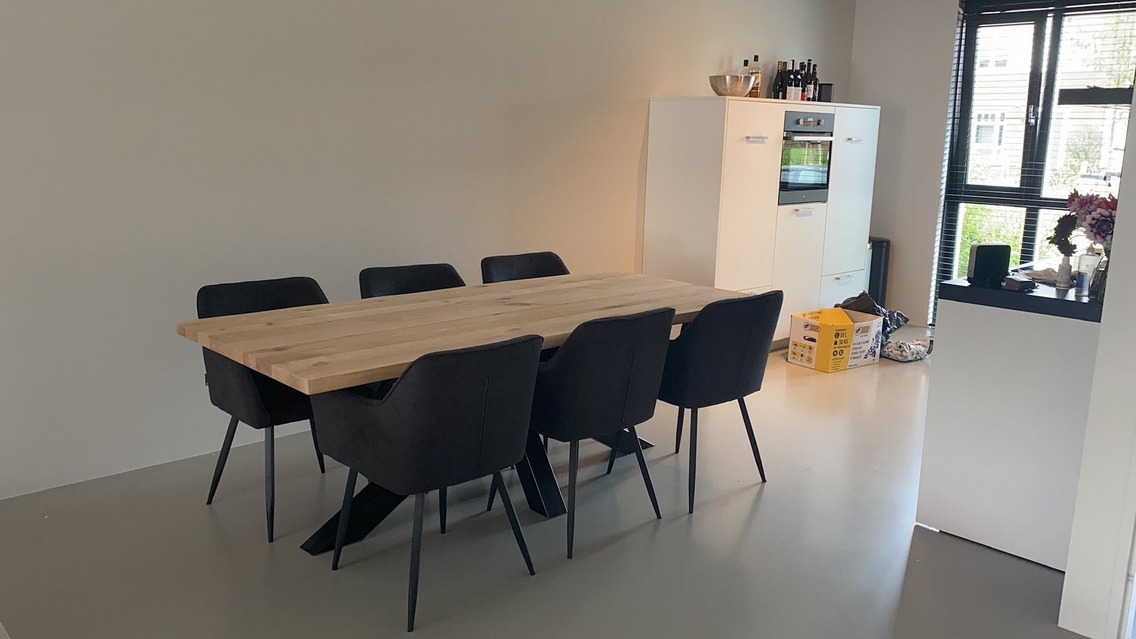 Boomstamtafel met zwart onderstel en 7 stoelen