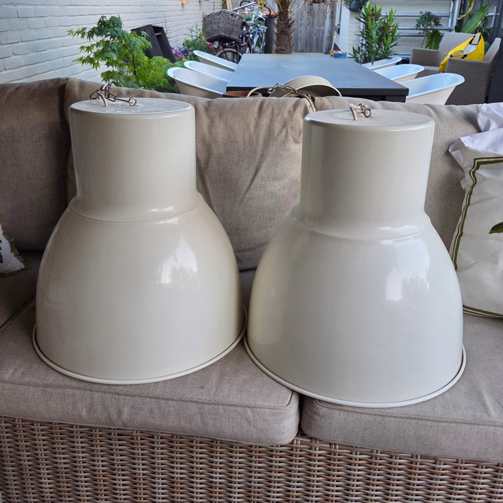 IKEA Hektar hanglampen in beige 2 stuks, Ophalen, Gebruikt, 50 tot 75 cm, Industrieel, Modern