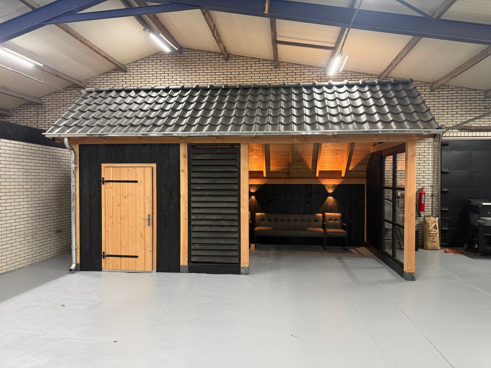 Kapschuur met schuur en glazen zijwand - 635x327 cm, Ophalen, 200 tot 400 cm, Schuur, Nieuw