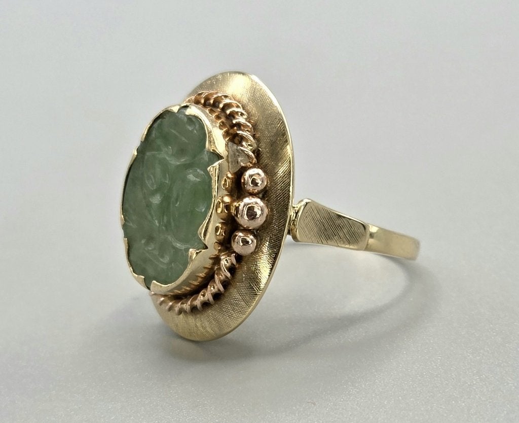 Gouden Vintage ring met bewerkte edelsteen jade. 2026/655, Ophalen of Verzenden, Goud, Ring, Met edelsteen