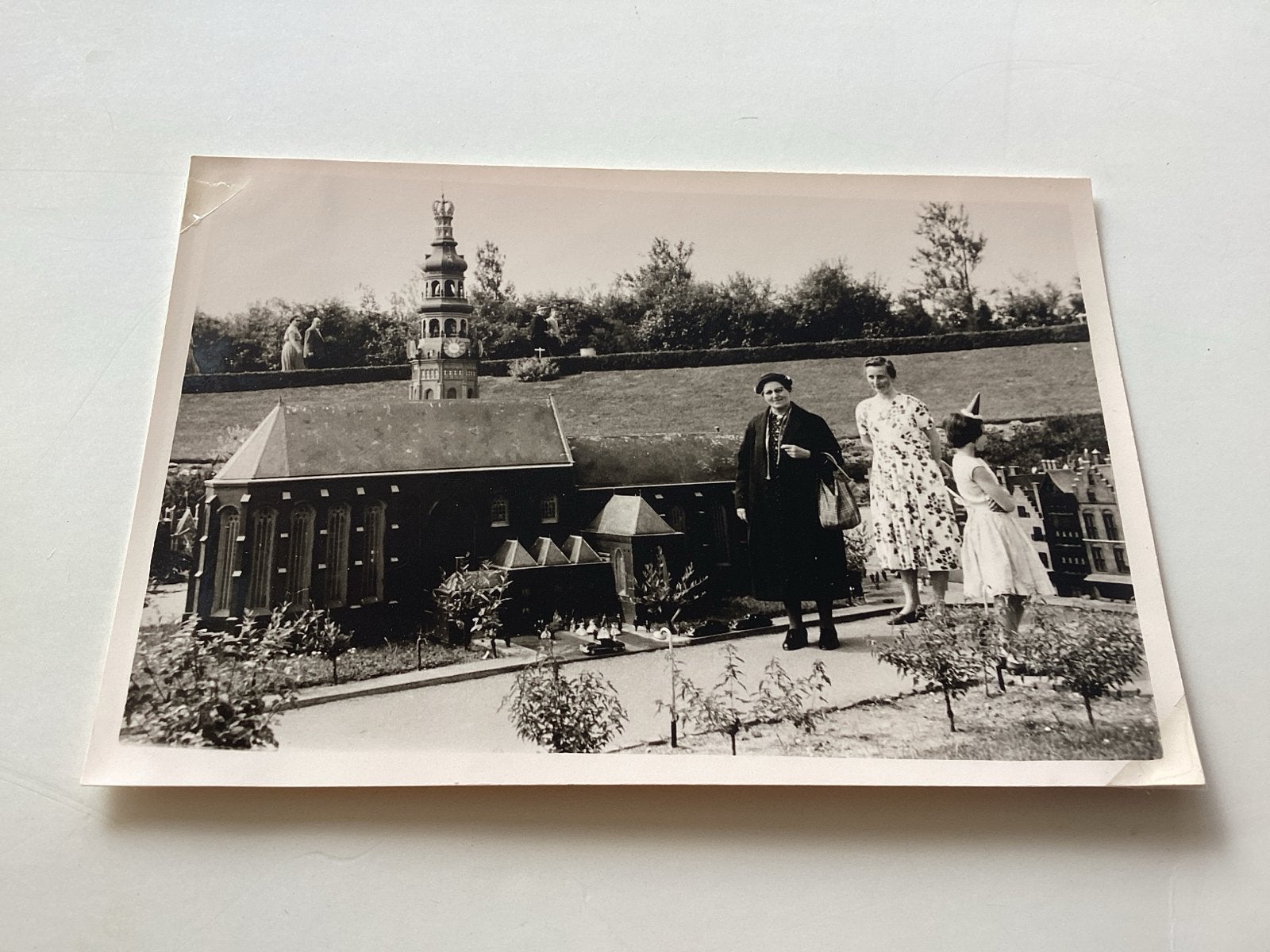 Zeeland Vlissingen van familie bij miniatuur kerk 7x10 cm, Gebruikt, Foto, Ophalen of Verzenden, Gebouw