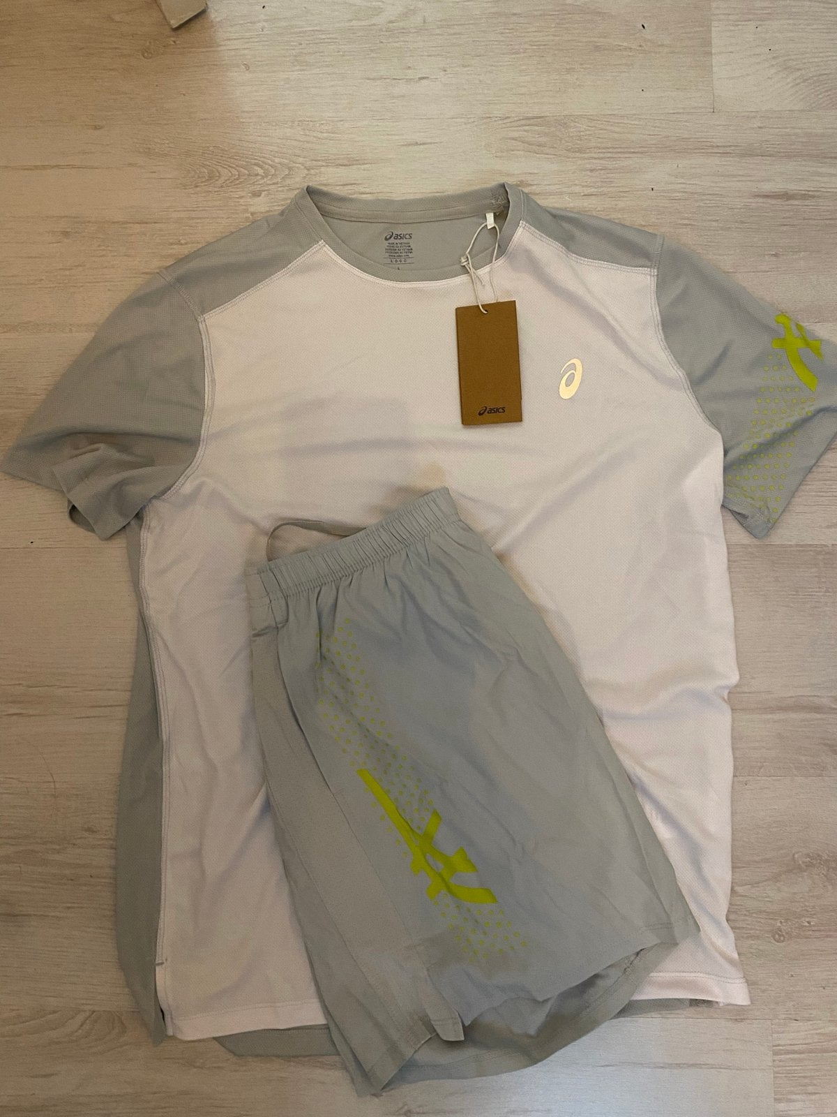 Nieuw Asics sportset: T-shirt en korte broek (maat L), Maat 48/50 (M), Nieuw, Ophalen of Verzenden, Hardlopen of Fietsen