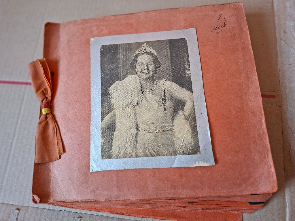 boek met allerlei oude afbeeldingen koninklijk huis, Ophalen of Verzenden, Gebruikt, Tijdschrift of Boek