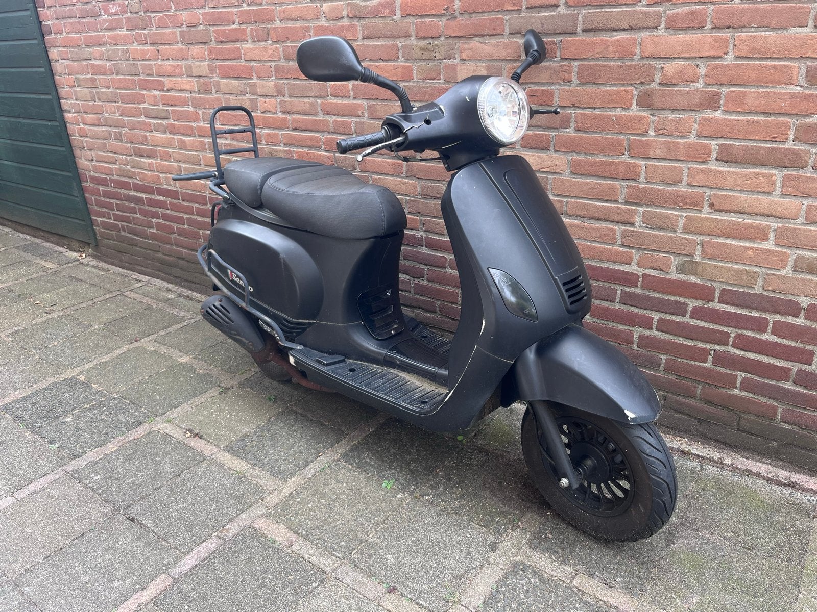 Senzo scooter uit 2010 - Loopt niet, onderdelen/klusproject, Ophalen, Gebruikt