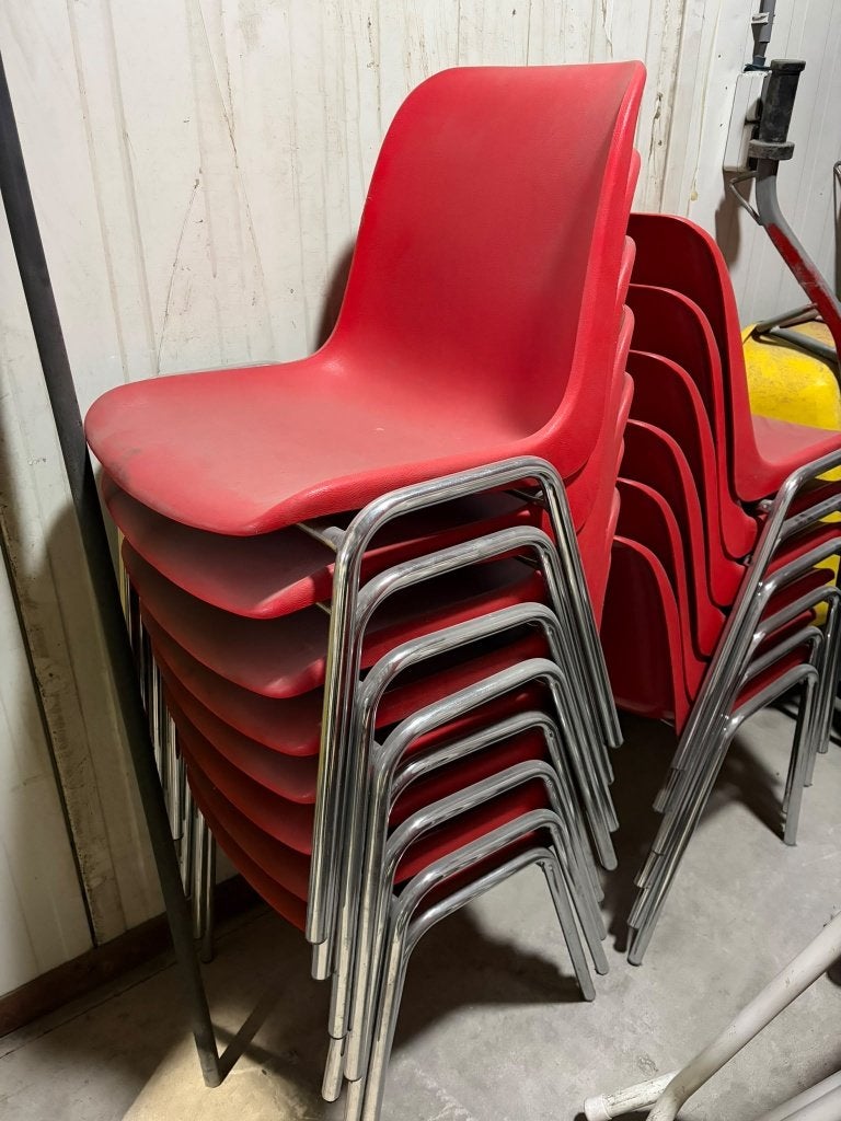 Kuipstoel rood, Ophalen, Kunststof, Zo goed als nieuw, Vijf, Zes of meer stoelen