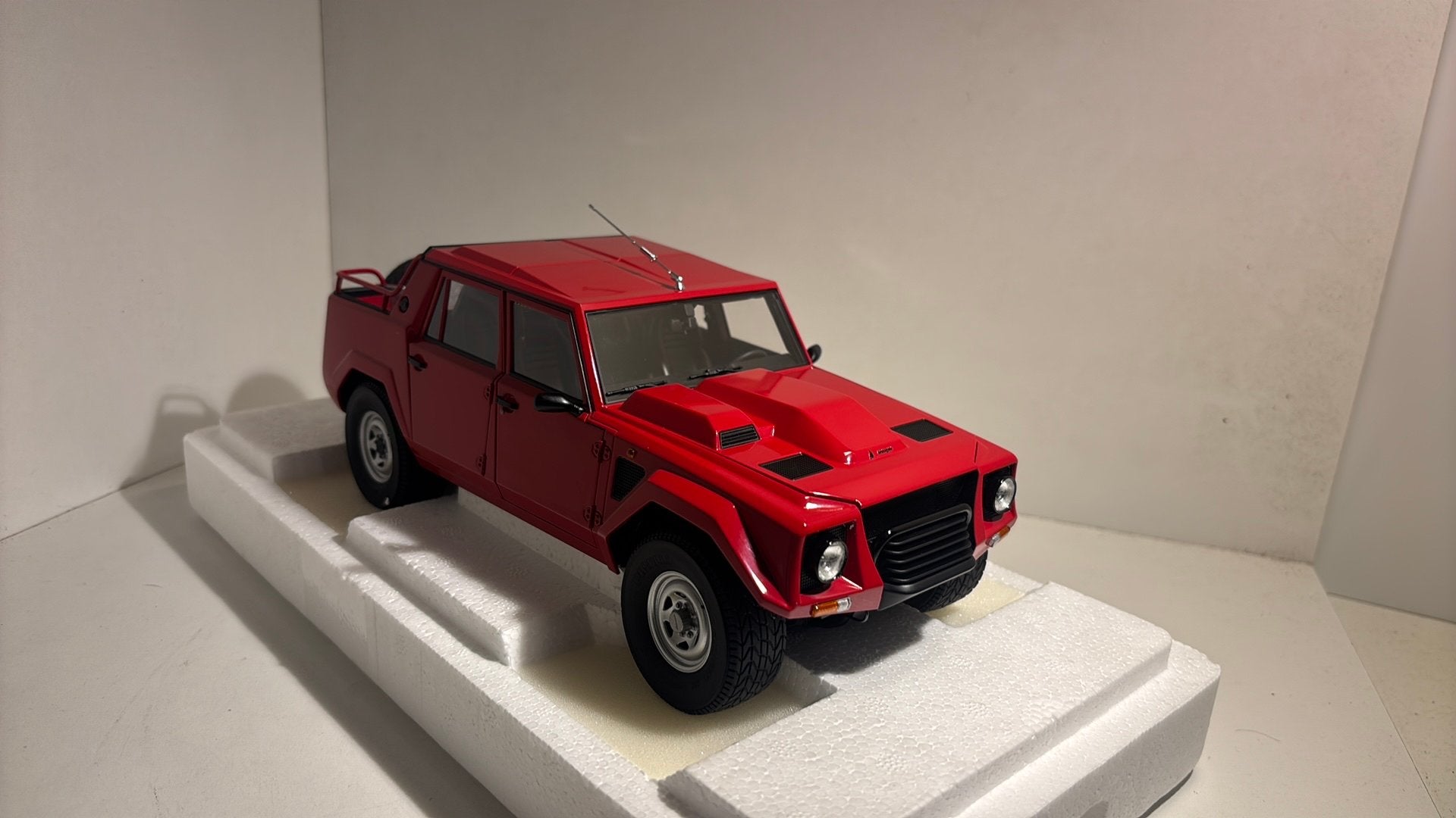 Lamborghini lm002 red autoart 1.18, Ophalen of Verzenden, Autoart, A, A