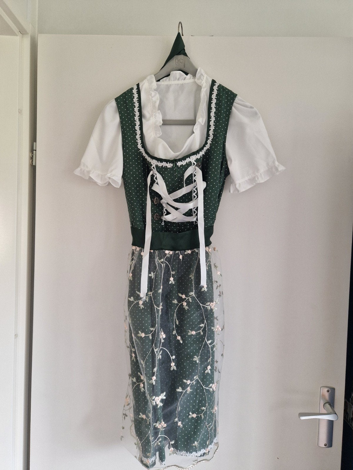 Dirndl jurk groen met witte stippen en kanten schort, Kleding | Dames, Carnavalskleding en Feestkleding, Maat 38/40 (M), Carnaval