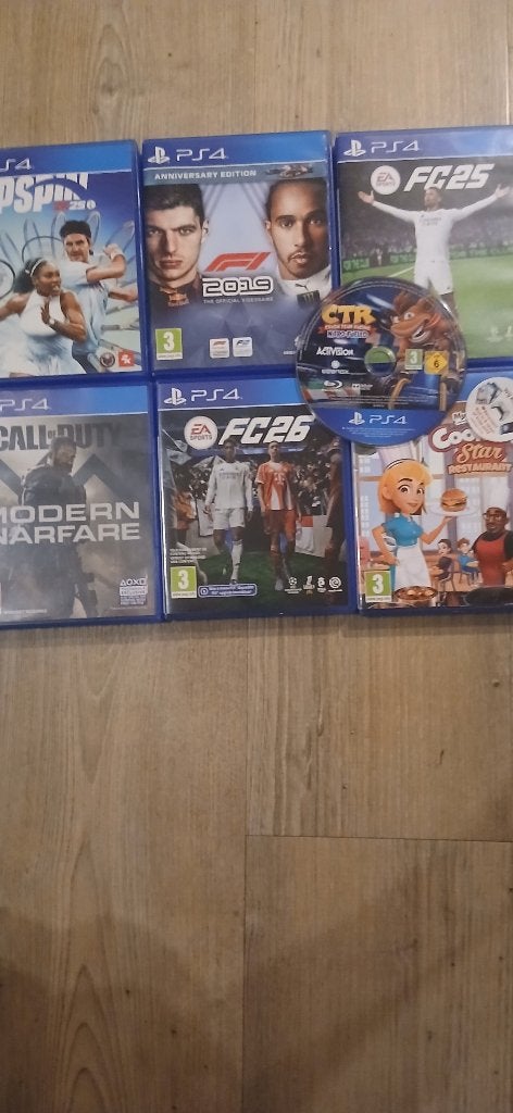 Foto 3 van PS4 Pro + 2 controllers
