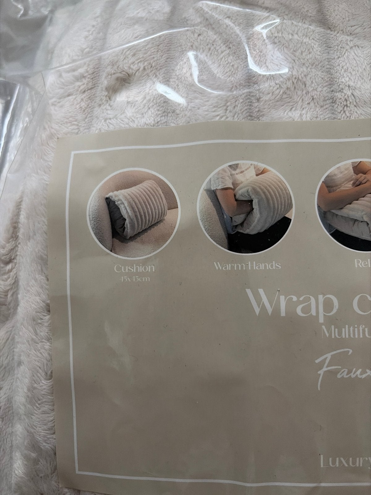 Multifunctioneel Faux Fur Wikkelkussen - Beige, Inclusief binnenkussen, Beige, Nieuw, Ophalen of Verzenden