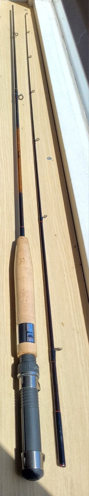 2 hengels met toebehoren in fluwelen hoes en pvc opbergkoker, Watersport en Boten, Hengelsport | Vliegvissen, Ophalen of Verzenden