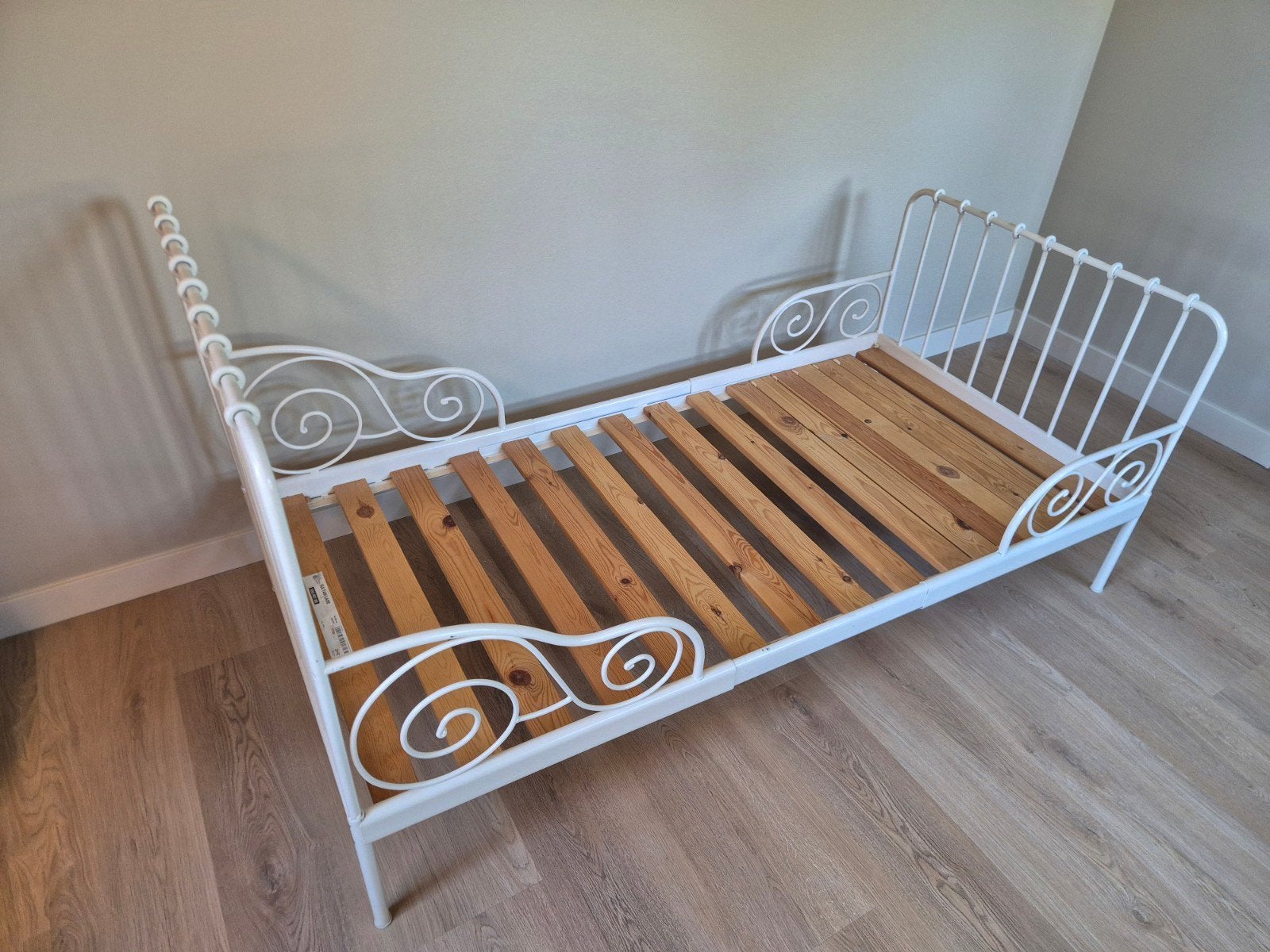 Uitschuifbaar kinderbed wit metaal met lattenbodem en matras, Eenpersoons, Wit, 80 cm, Metaal