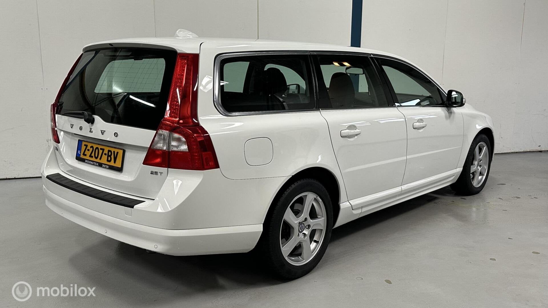 Volvo V70 2.5T Momentum 230PK / AUTOMAAT / NAVI, Auto's, Volvo, 93 €/maand, Euro 4, 1568 kg, 750 kg
