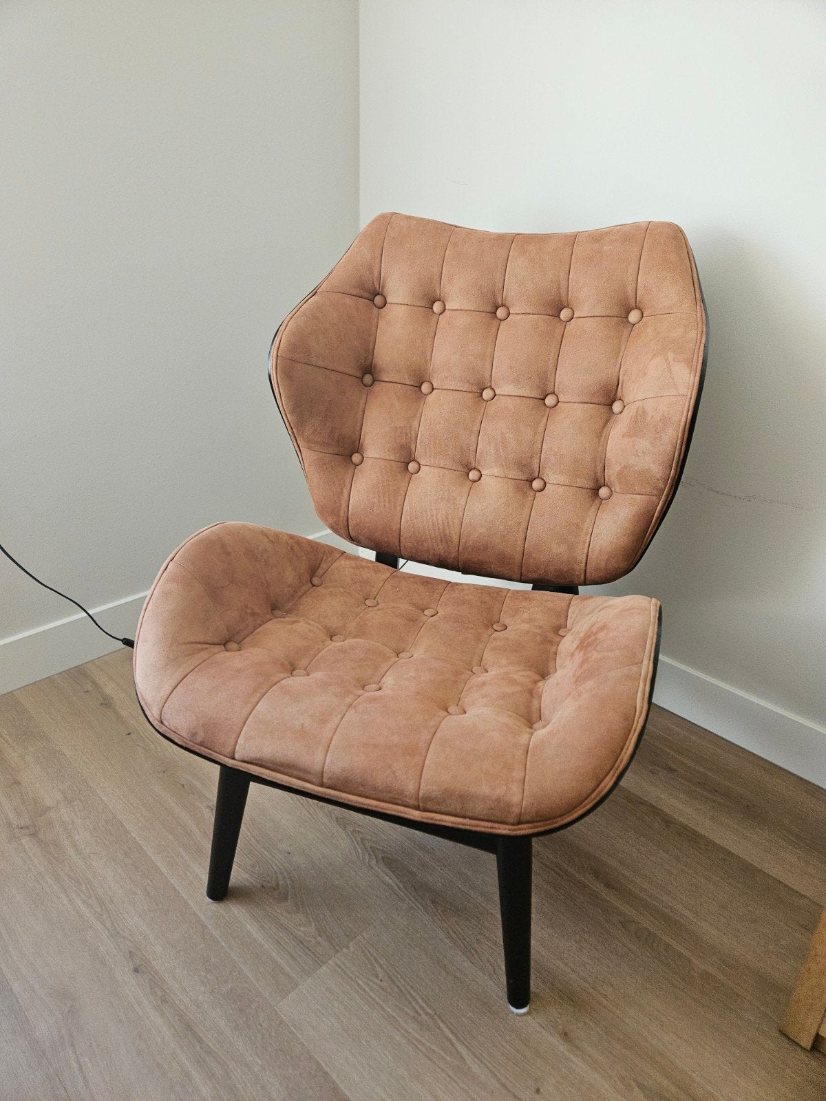 Moderne fauteuil bruin met zwart onderstel, Huis en Inrichting, Ophalen, Overige kleuren, Modern, Scandinavisch, Zo goed als nieuw