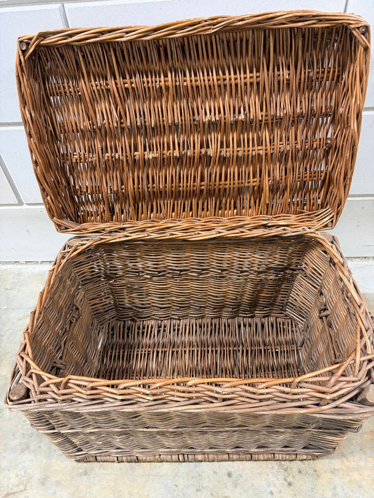 Grote rieten mand met handvaten en deksel - 50x35x35 cm, Huis en Inrichting, Ophalen, Overige materialen, Gebruikt, 50 tot 100 cm