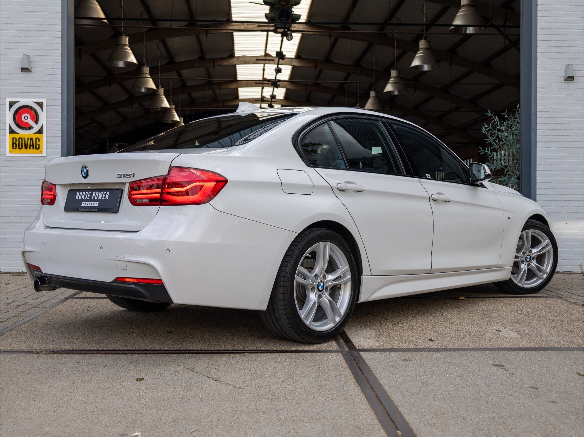 BMW 3 Serie 318i M Sport *Schuif/Kantel | Alcantara | LED |, Automaat, Gebruikt, Alcantara, Wit